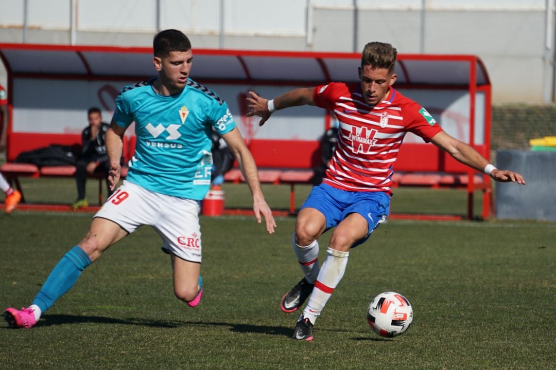 Toril pelea un balón en la victoria ante el Recreativo Granada