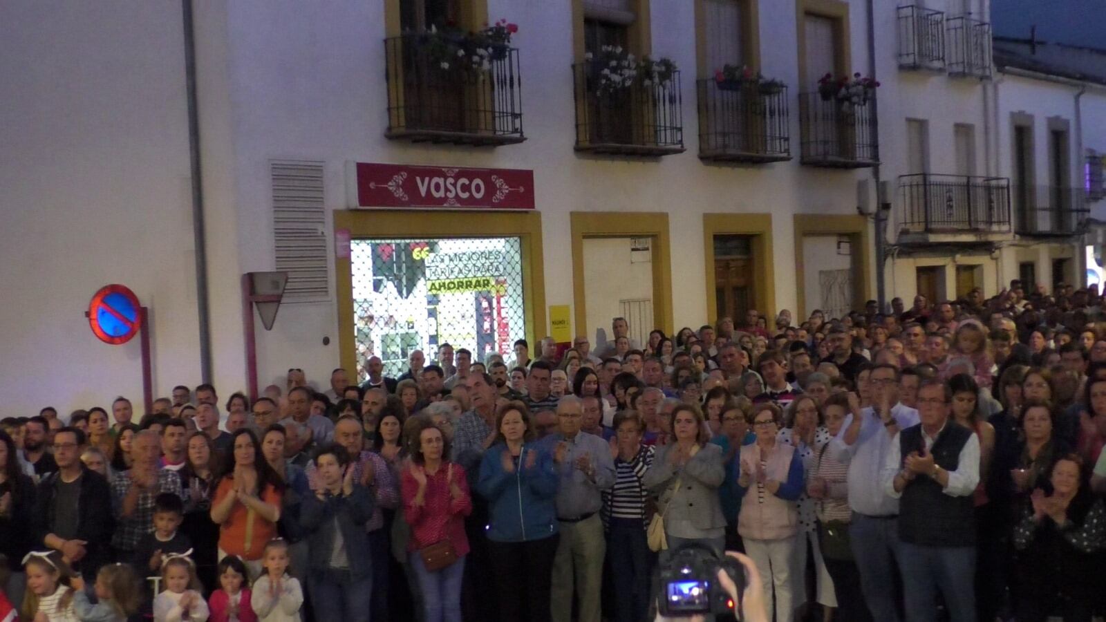 Multitudinaria concentración en Sabiote para condenar el asesinato de su vecina