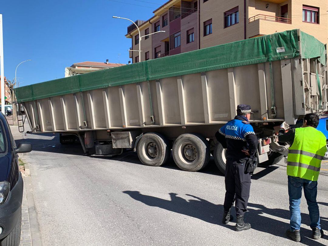 Caja de carga cruzada en la avenida Camilo José Cela de Cuéllar