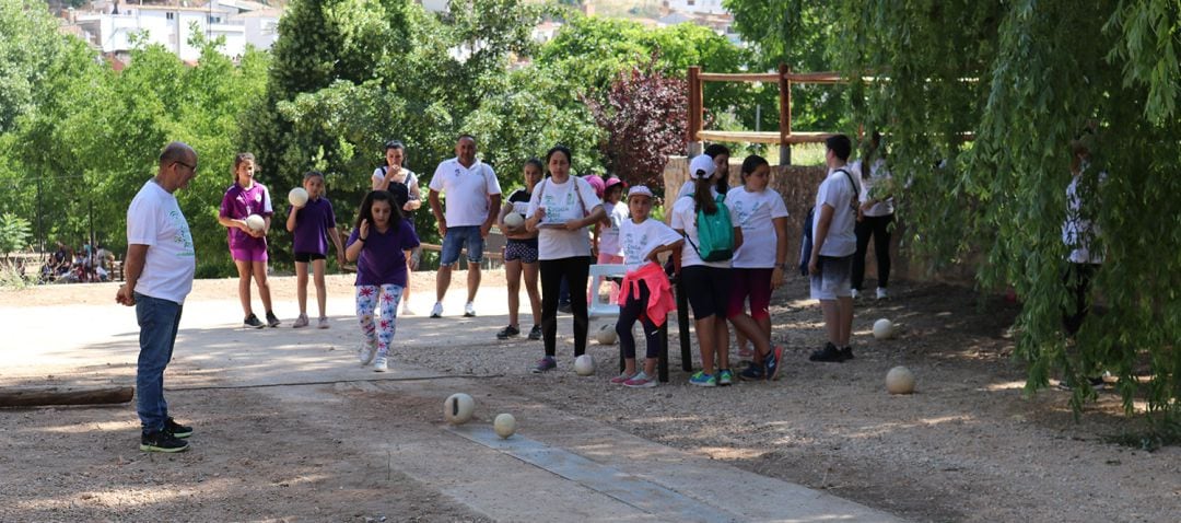 Jóvenes jugando a los bolos serranos dentro de Biosegura.