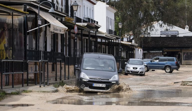 Aspecto de una calle de la aldea almonteña de El Rocío (Huelva), llena de charcos y barro tras las intensas lluvias que se vienen registrando en los últimos días. 