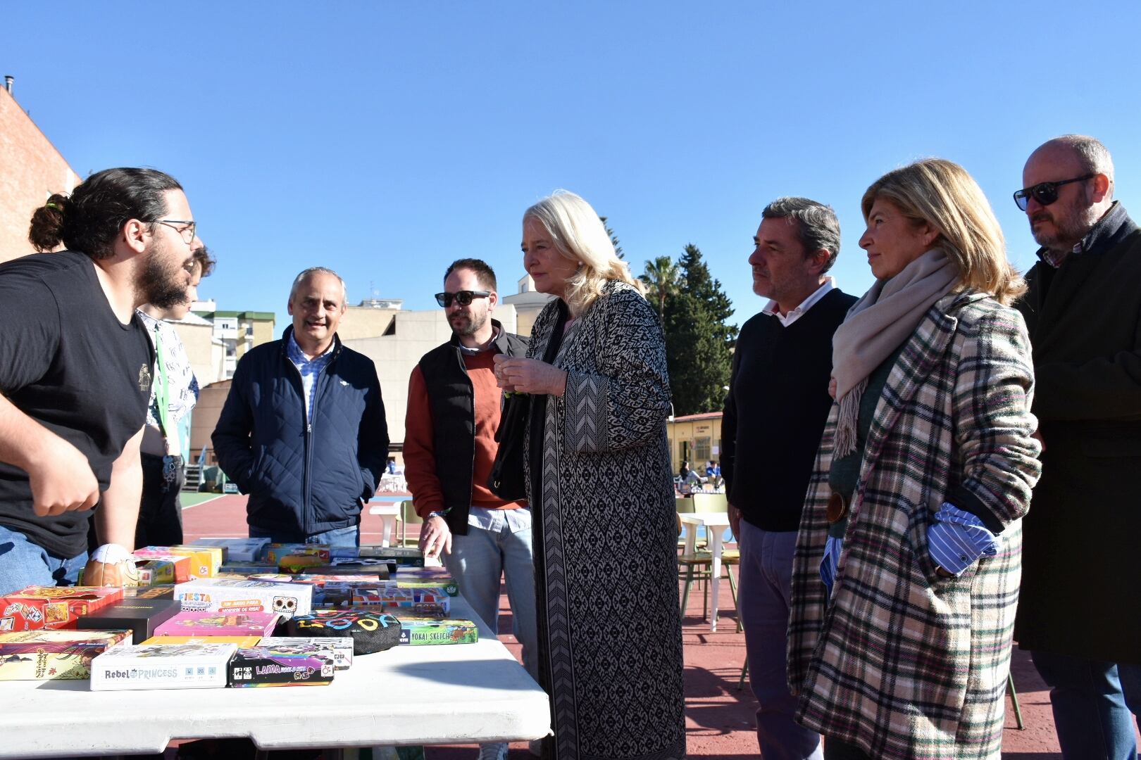 Representantes políticos y organizadores del evento, en el patio del colegio Lora Tamayo.