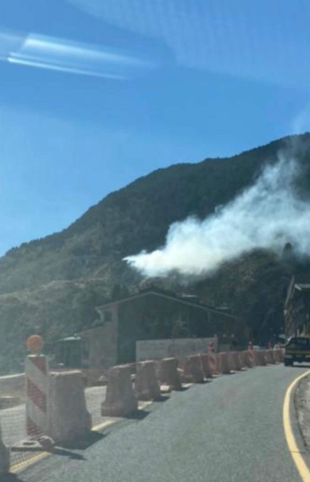 Columna de fum de l'incendi dels Plans de Ransol declarat a primera hora de la tarda.