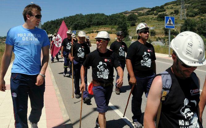 Jaime González, jugador del ADEMAR de balonmano, muestra su apoyo a los mineros de la marcha del carbón a su llegada a La Robla.