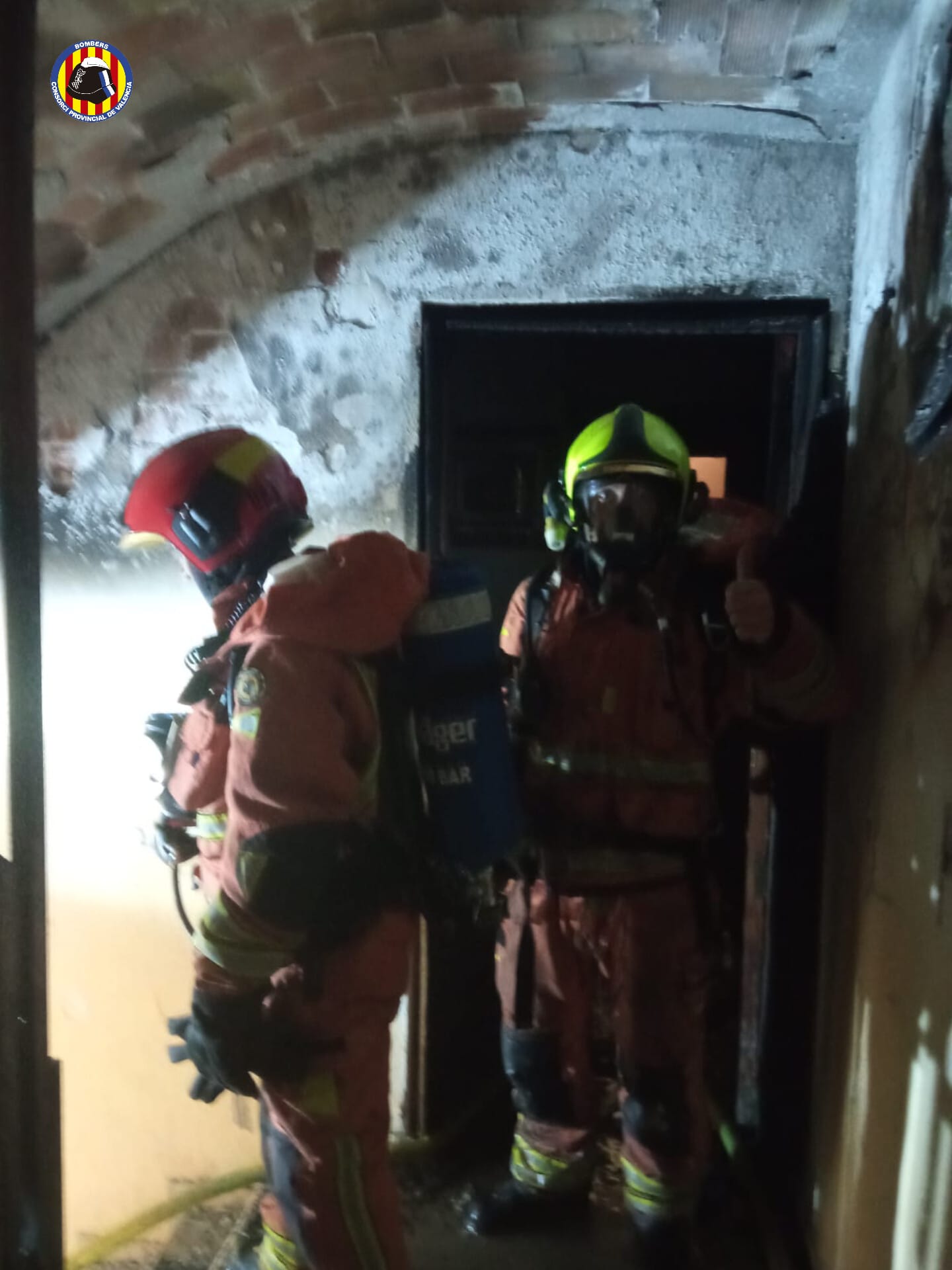 Bomberos en el edificio incendiado en Xàtiva