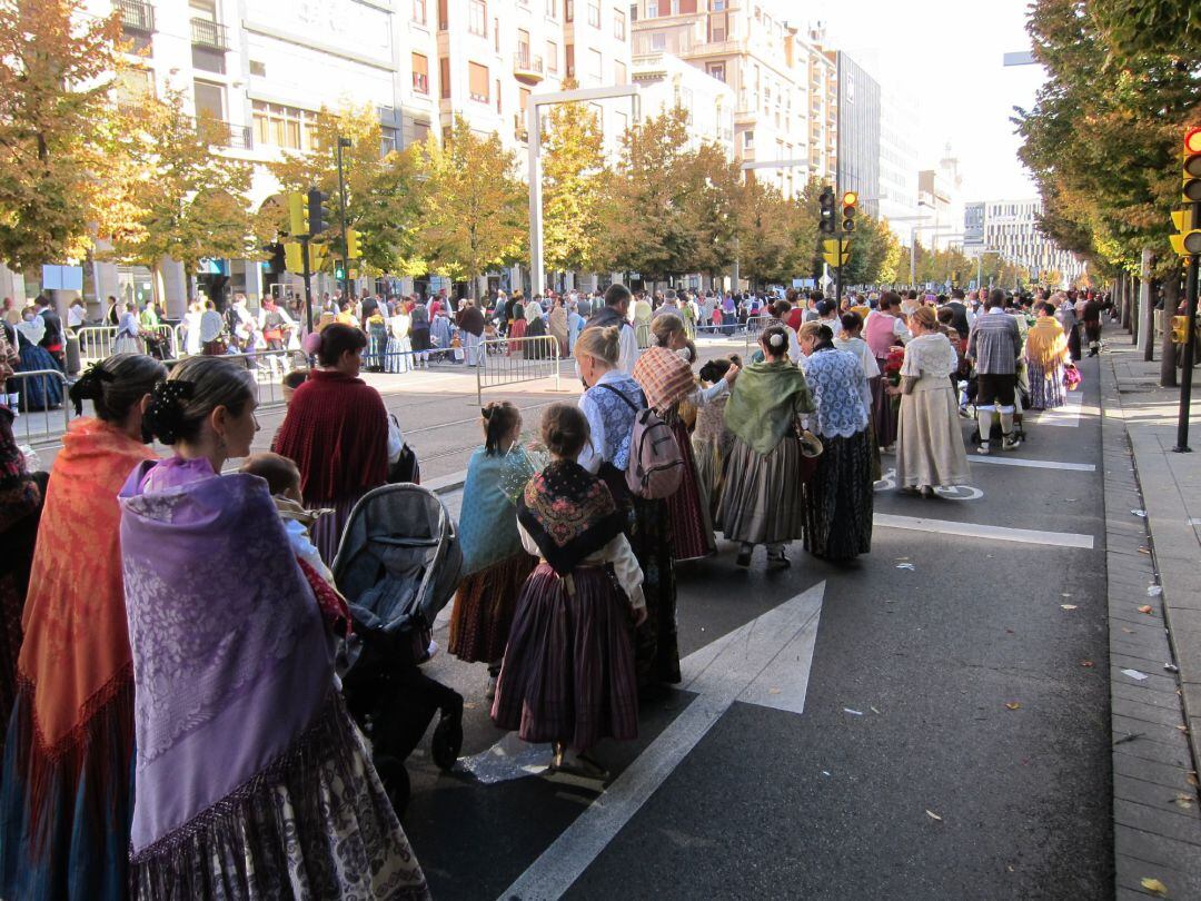  Participantes en la Ofreda de Flores a la Virgen del Pilar  
