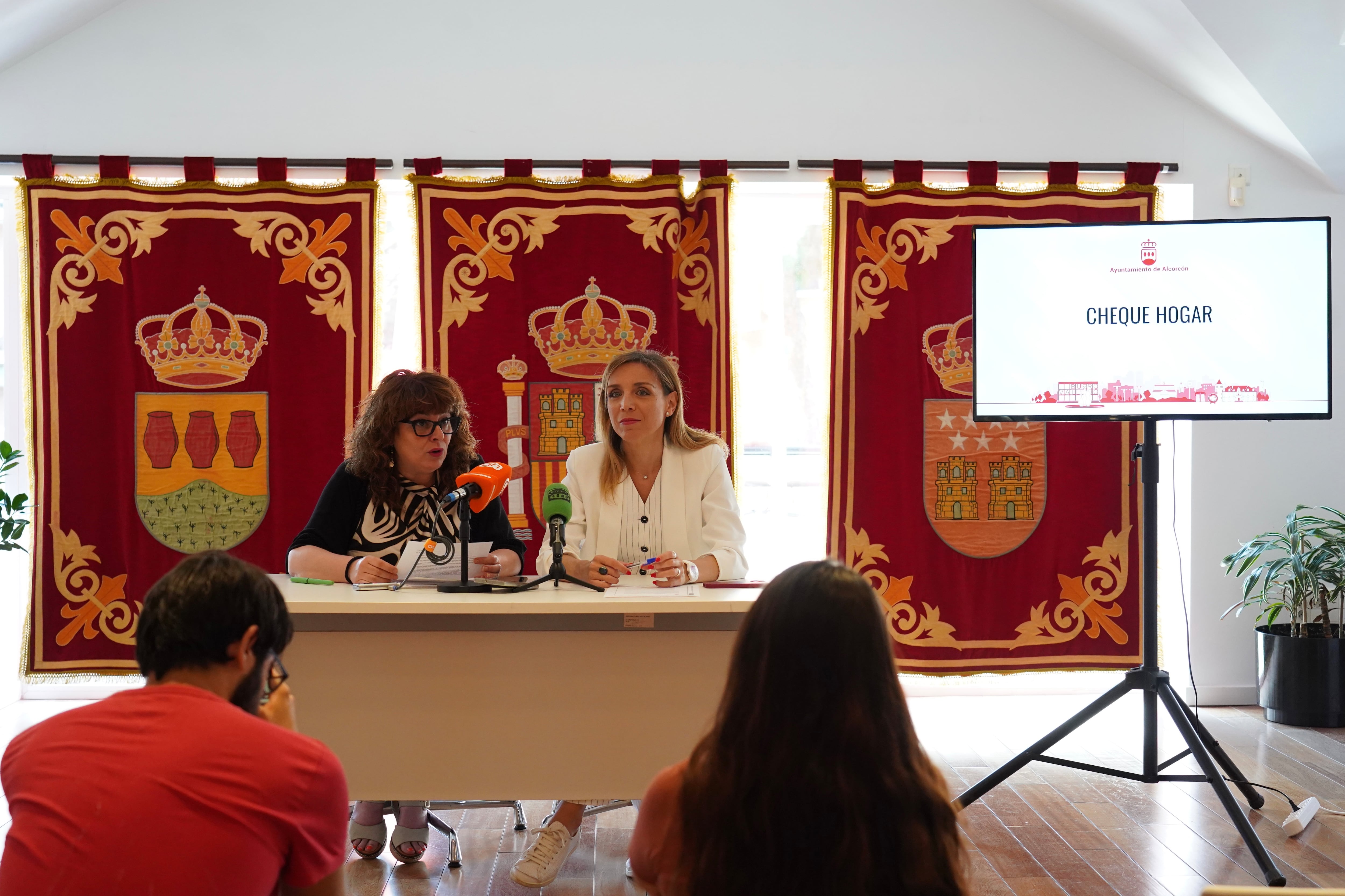 La alcaldesa de Alcorcón, Candelaria Testa y la concejala de Servicios Sociales, Pilar Jiménez durante la rueda de prensa de presentación del Cheque Hogar