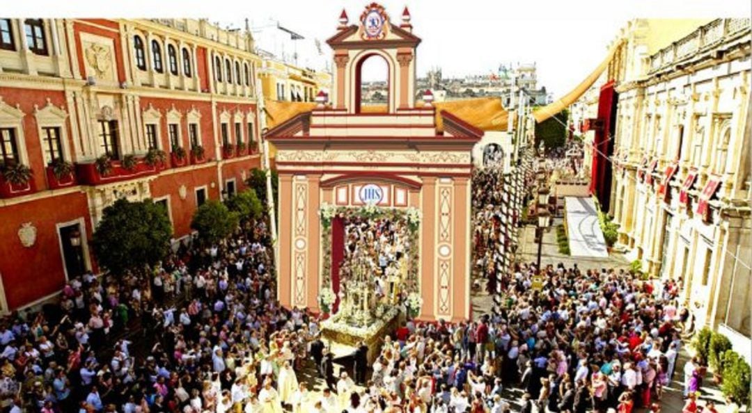 La procesión del Corpus a su paso por la Plaza de San Francisco