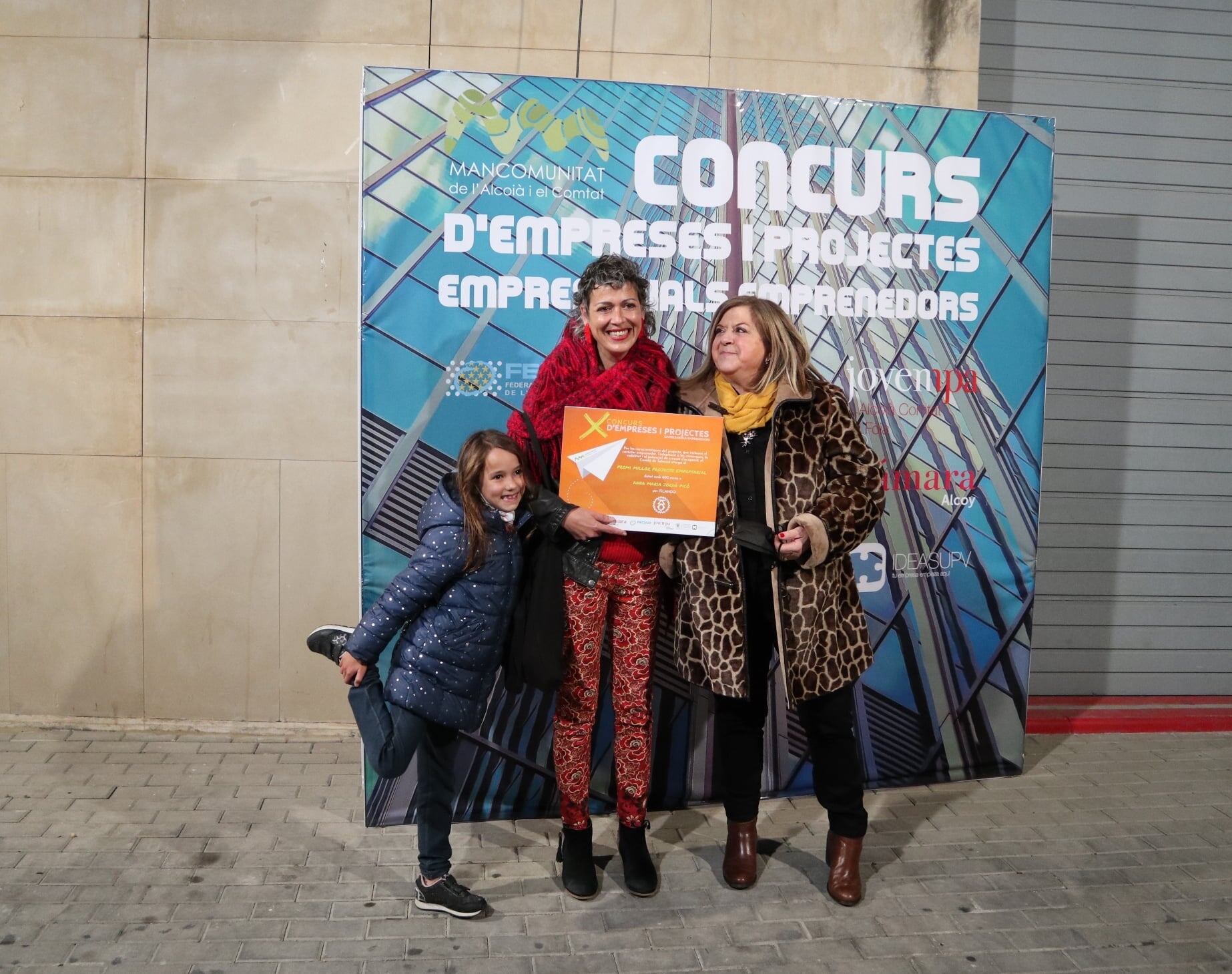 Anna María Jordà després de rebre el premi a millor projecte per 'Filando' a l'acte de la Mancomunitat de L'Alcoià i El Comtat celebrat a Gorga.