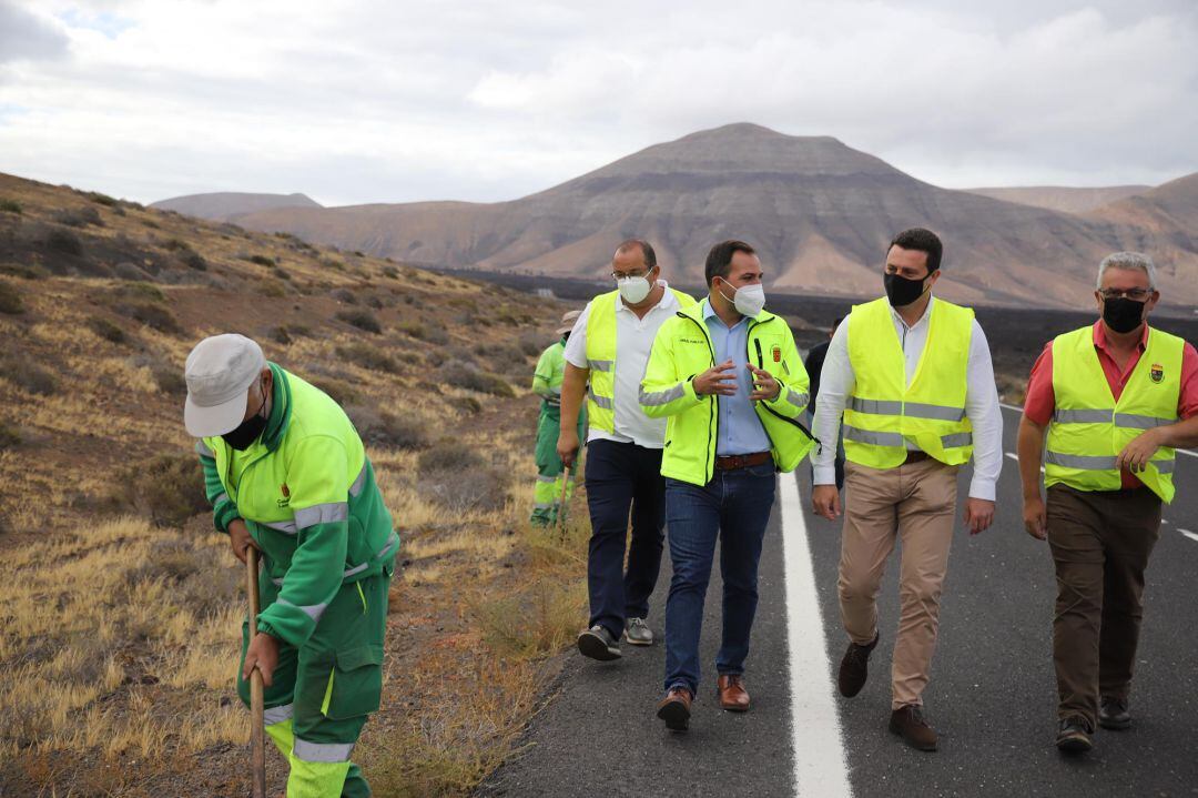 Visita de Jacobo Medina, consejero de Obras Públicas del Cabildo de Lanzarote, junto al alcalde de Yaiza, Óscar Noda, a una de las carreteras en las que se ejecuta el plan.