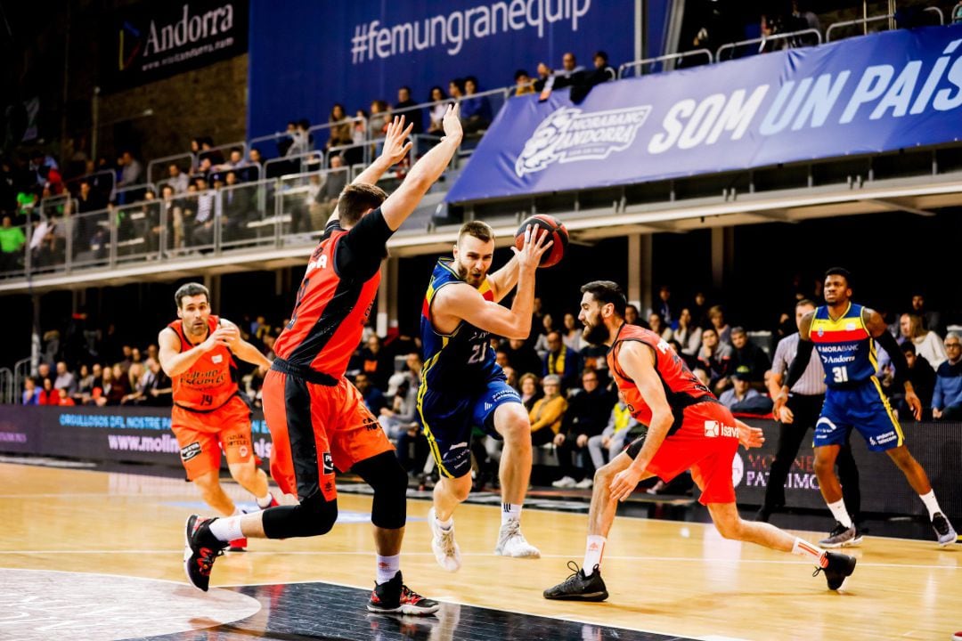 Valencia Basket remonta en el Principado por la cuarta plaza