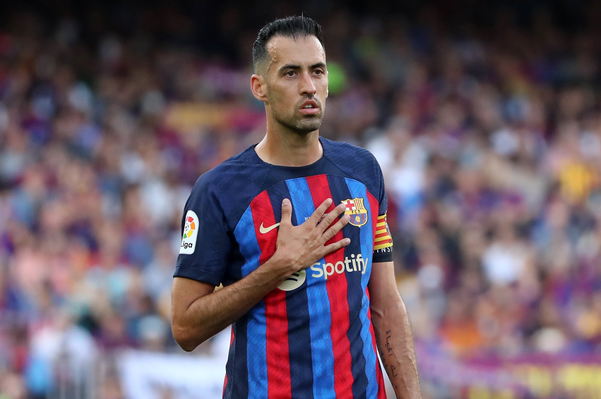 Sergio Busquets disputando un partido contra el RCD Mallorca correspondiente a la jornada 37 de LaLiga Santander.