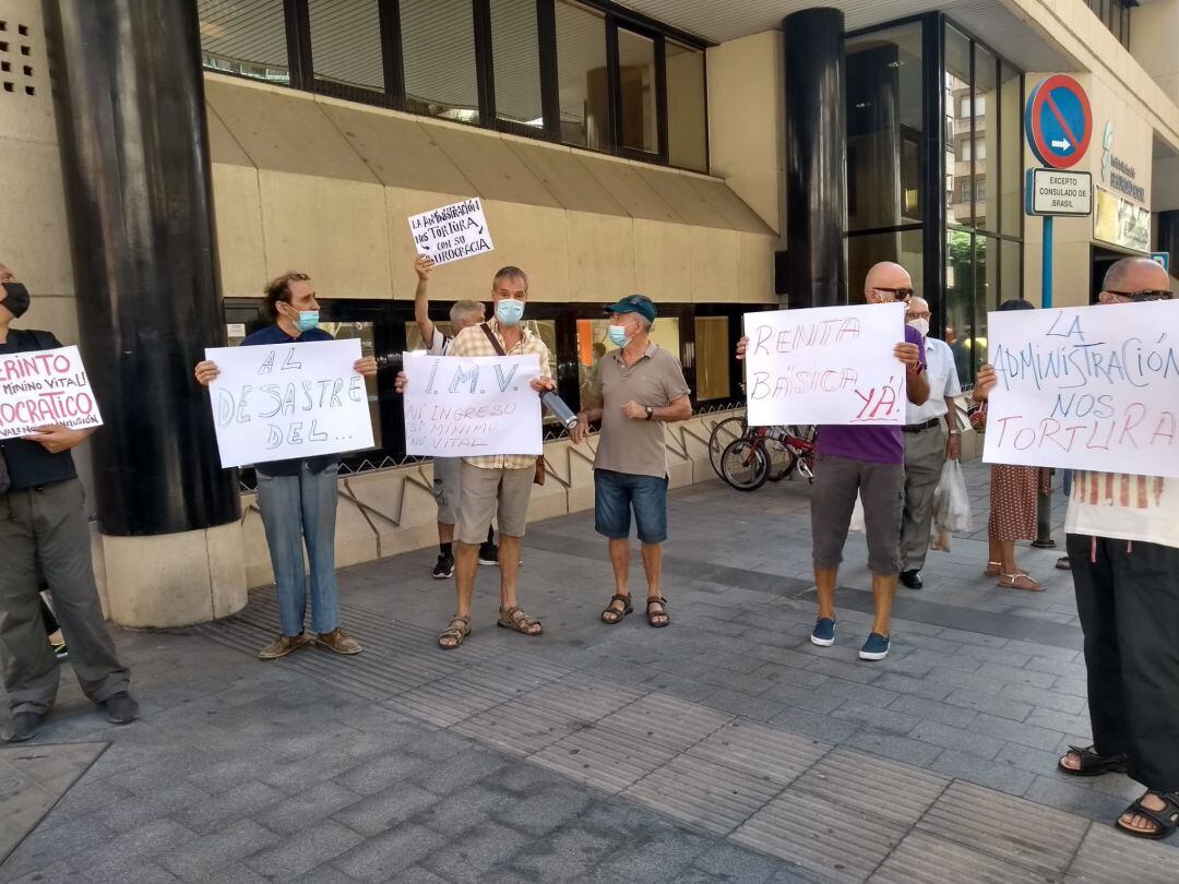 Afectados por la tramitación del Ingreso Mínimo Vital han protestado este martes a las puertas de la delegación provincial del INSS.