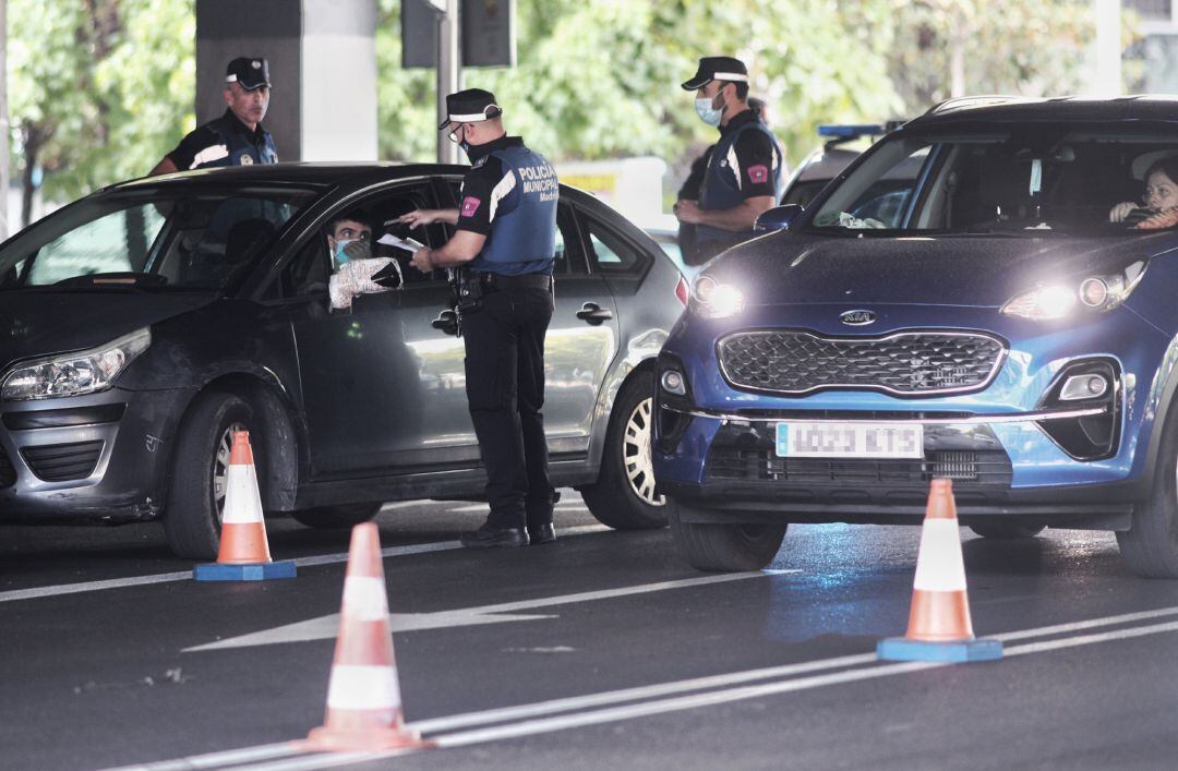 Agentes de la Policía Municipal de Madrid realizan controles de movilidad.