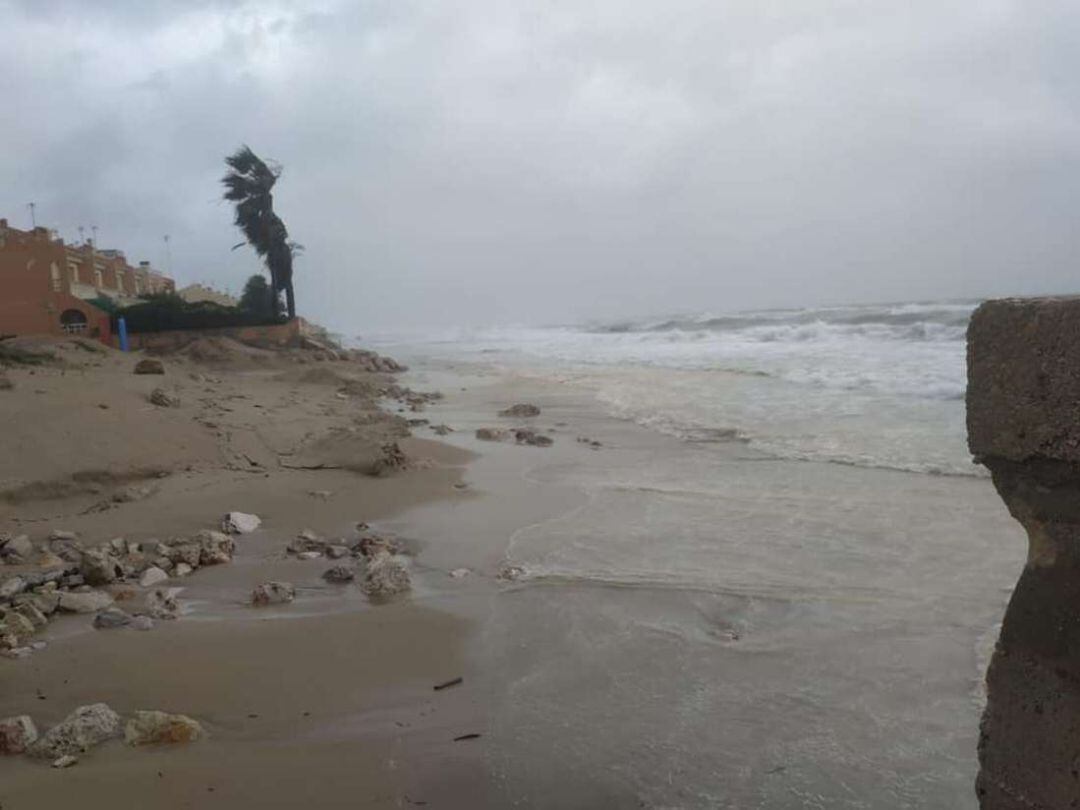 Playa de la Goleta de Tavernes en el temporal de principios de diciembre 