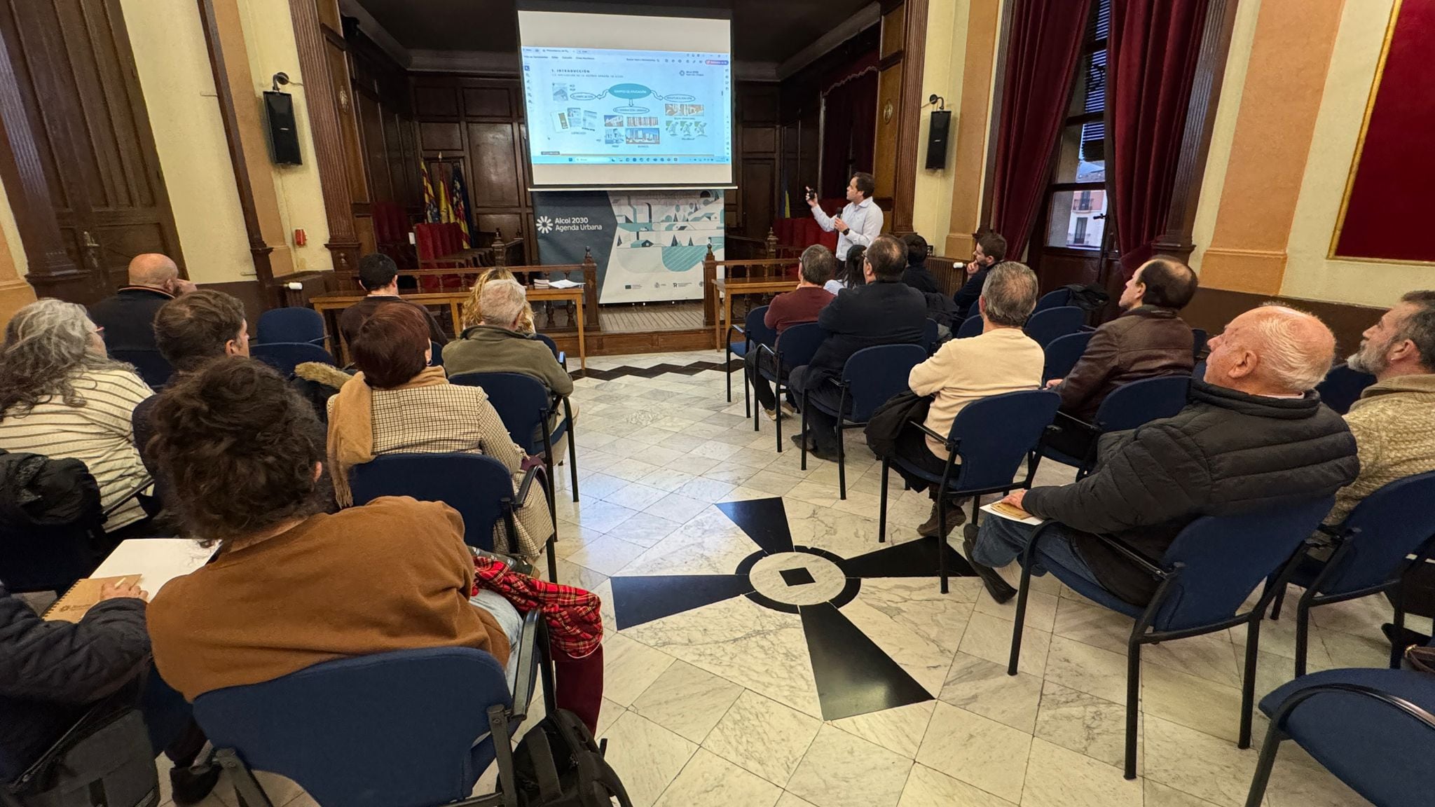 Un momento de la sesión participativa sobre la Agenda Urbana y el plan EDIL celebrada en el Salón de Plenos del Ayuntamiento de Alcoy.