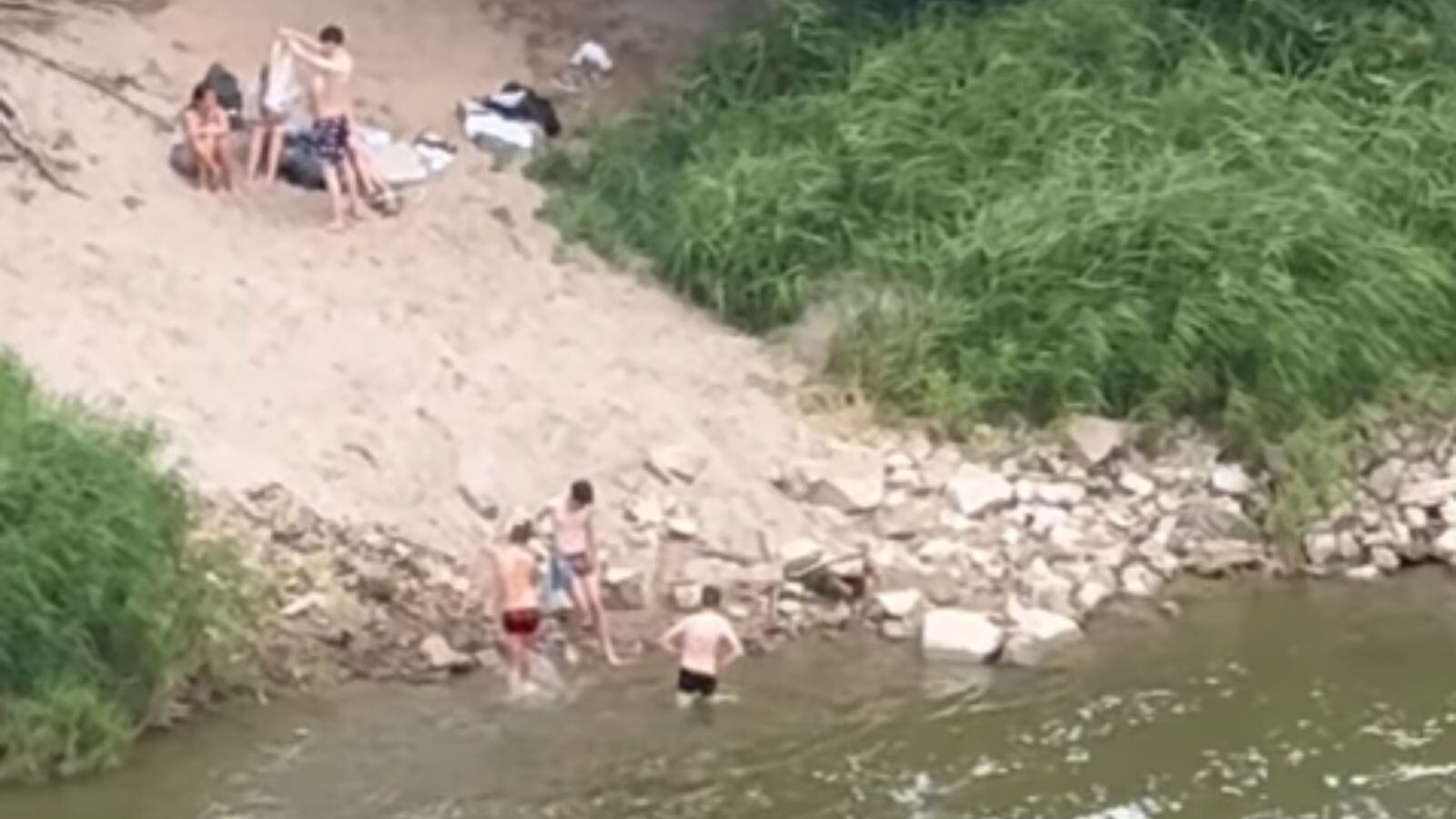 Adolescentes bañándose en el río Tajo, a su paso por Toledo