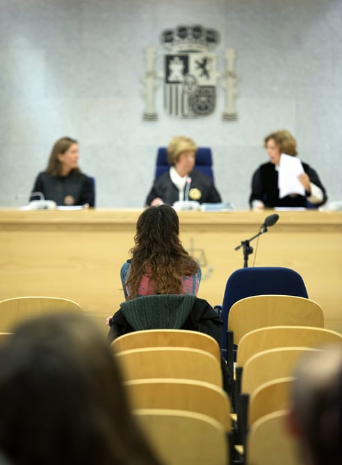 Jone Amezaga Arriaga (de espaldas), durante el juicioeste jueves en la Audiencia Nacional de San Fernando de Henares por colaboración con banda armada