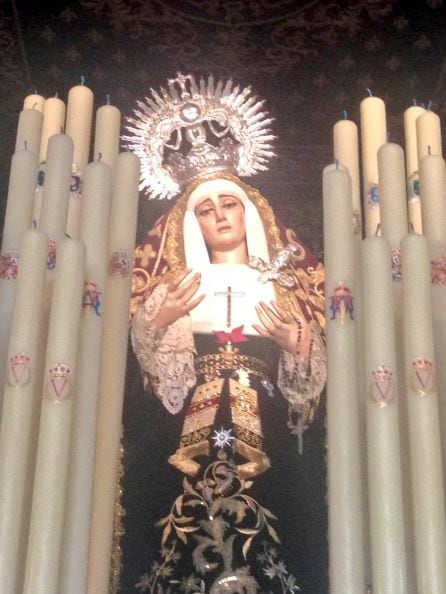 La réplica de la Medalla de la Ciudad ya luce en la saya de la Virgen de La Victoria