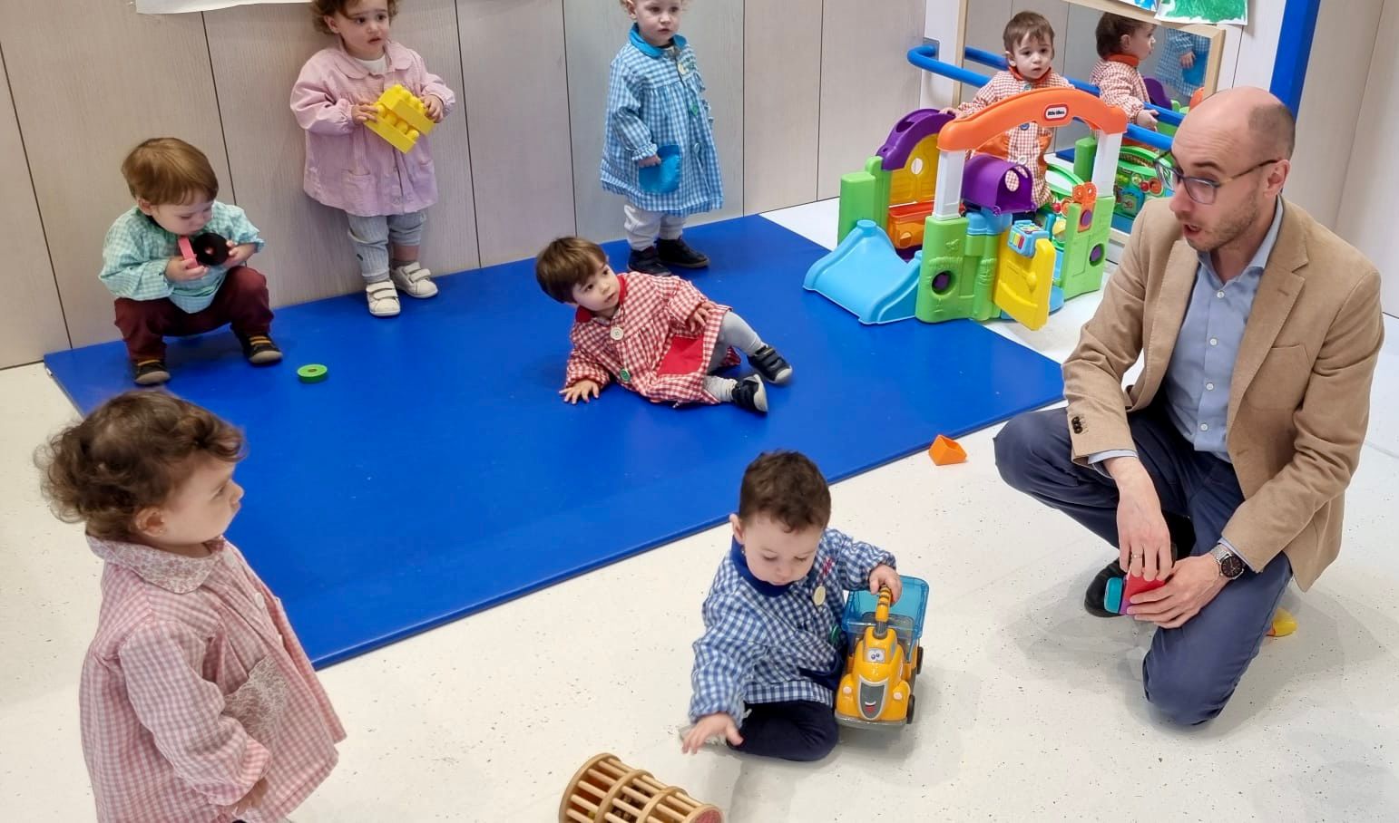 El director xeral de Familia, Infancia e Dinamización Demográfica, Jacobo Rey, en la escuela infantil de la Cidade da Xustiza