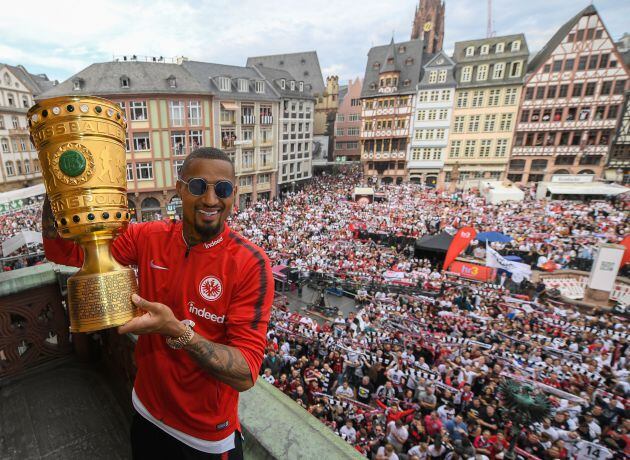 Boateng celebrando el título de Copa con el Eintracht