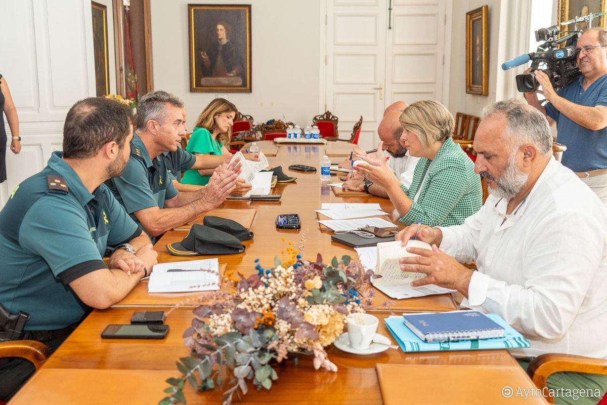 Foto de archivo de reunión de la alcaldesa y concejales del Ayuntamiento de con la Guardia Civil por la situación de la Casa Cuartel