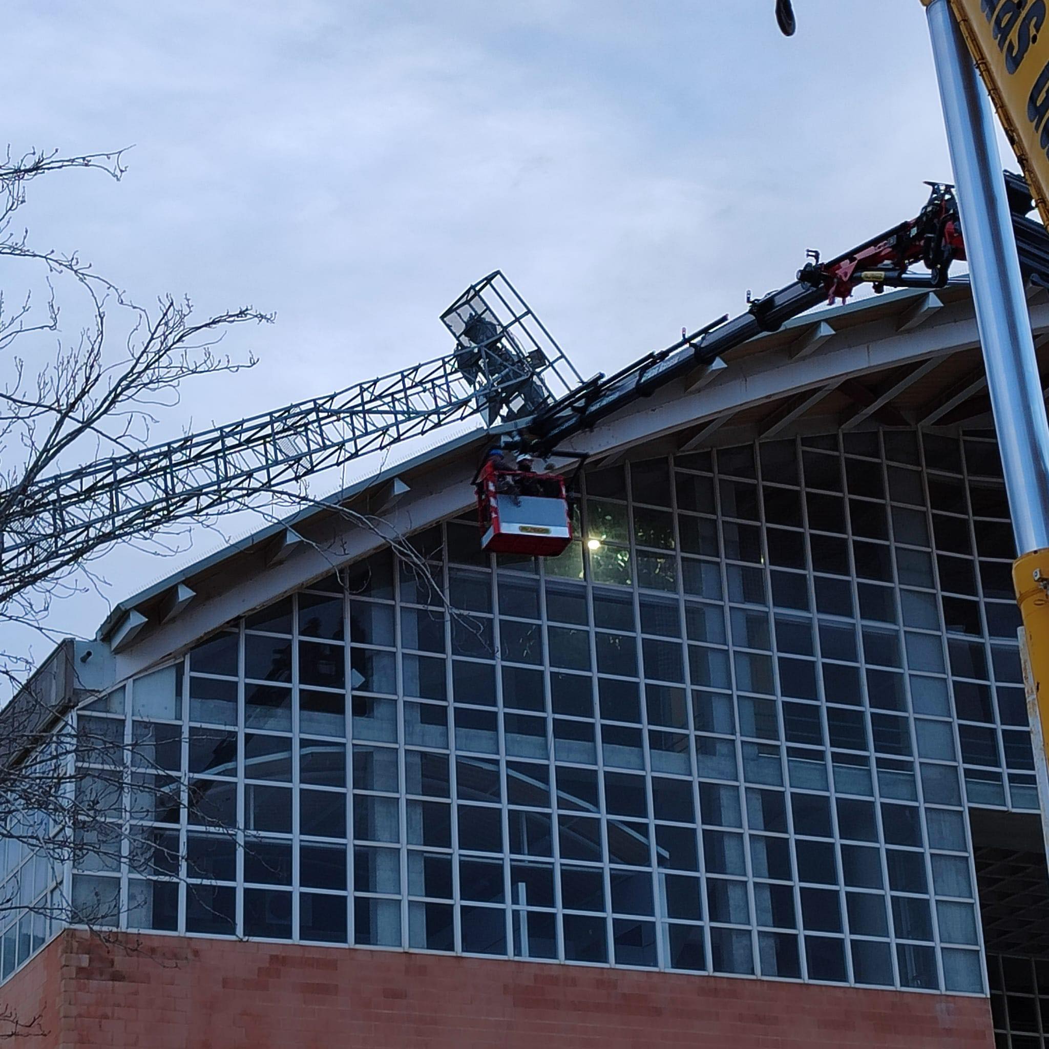Trabajos de reparación de los daños en el polideportivo