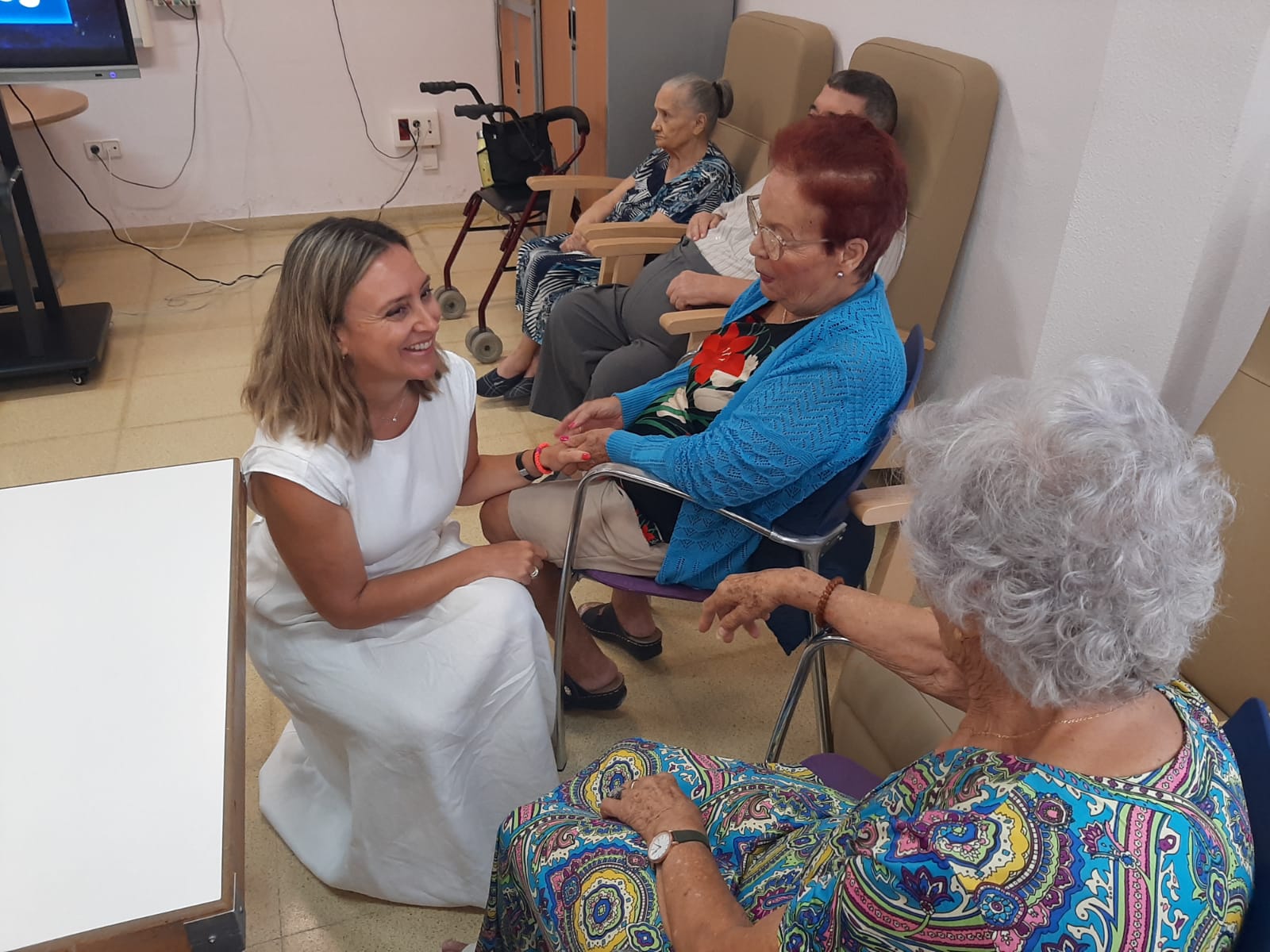 La consejera de Política Social, Familias e Igualdad, Conchita Ruiz, en un centro de día para personas mayores