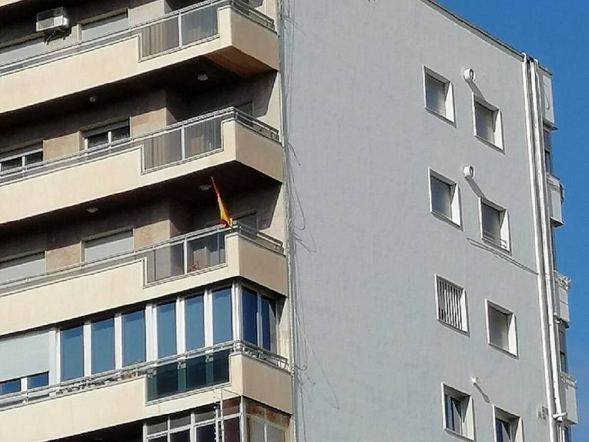 Un hombre se ha encaramado en la azotea de un piso en la Plaza de España de Cartagena