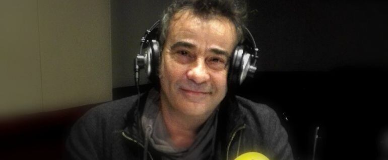 Eduard Fernández, en los estudios de Ràdio Barcelona.