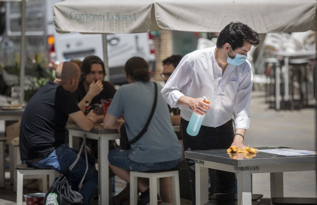 Terrazas de bar durante el primer día de inicio de la Fase 3 de la desescalada, cuando los bares y restaurantes tienen permitido el consumo en barra, y el aforo del 50% en interior y el 75% en terraza. En Sevilla, (Andalucía, España), a 08 de junio de 202