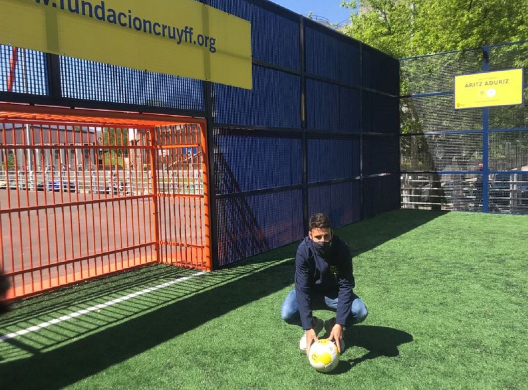 Aritz Aduriz posa en el campo de fútbol que lleva su nombre en el barrio bilbaíno de Otxarkoaga 