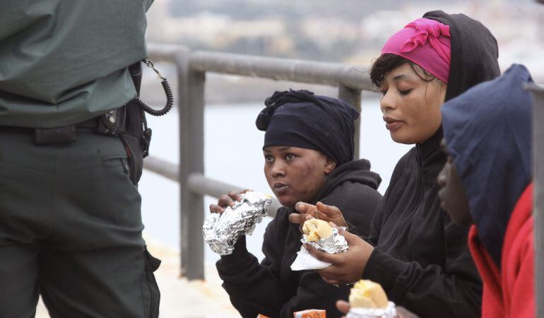 Dos mujeres llegadas en una patera a Ceuta, tras ser interceptadas por una patrulla de la Guardia Civil