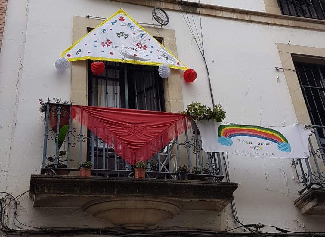 Muchos ciudadanos han adornado sus casas con motivos de la feria para celebrar esta fiesta en casa 