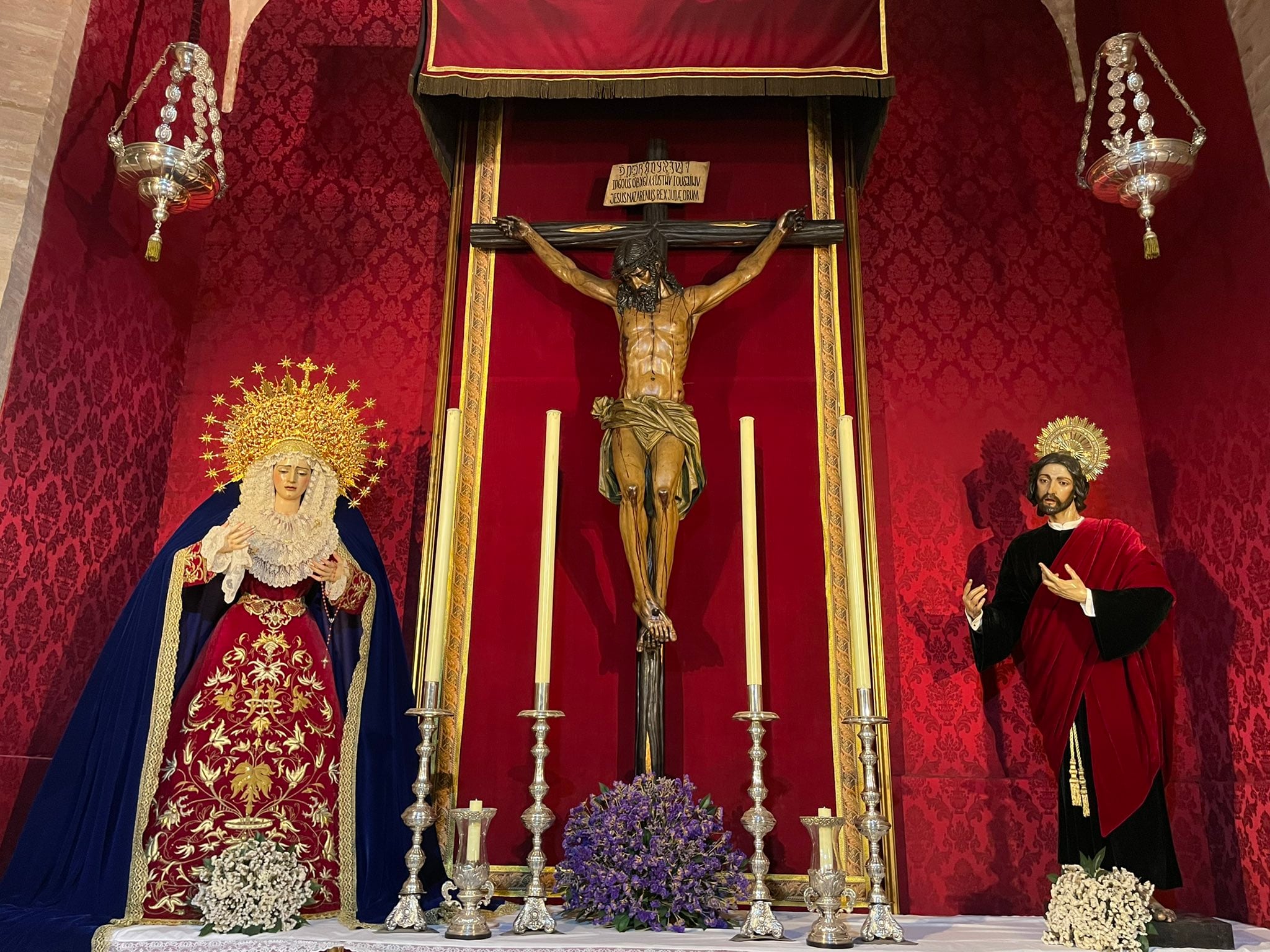 El Cristo de las Almas en su capilla de Omnium Sanctorum junto a la Virgen de Gracia y Amparo y San Juan Evangelista