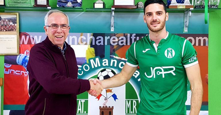 Juan de Dios Hermoso, presidente del Atlético Mancha Real (izq.) estrecha la mano de Vitu, nuevo futbolista verde (dcha.)  
 