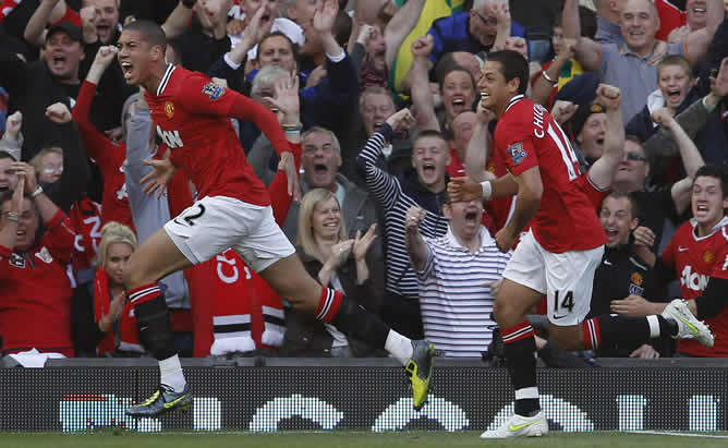 Smalling celebra su gol con &#039;Chicharito&#039; Hernández