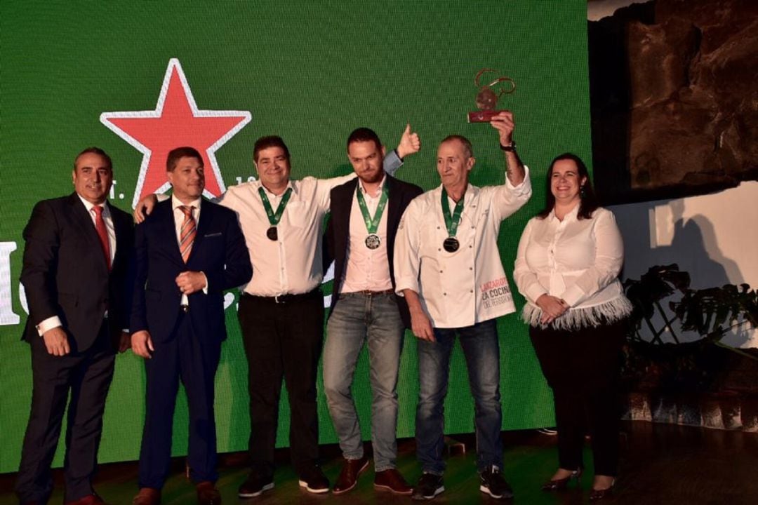 Los responsables de El Risco, de Famara, reciben el premio como mejor restaurante de Canarias de manos del consejero de Turismo y Promoción Económica del Cabildo de Lanzarote, Ángel Vázquez, el director de Qué Bueno Canarias, Christian Pérez Miranda, y la directora de Marketing & Estrategia de Insular Canarias de Bebidas (INCABE), Virginia Ladislao.