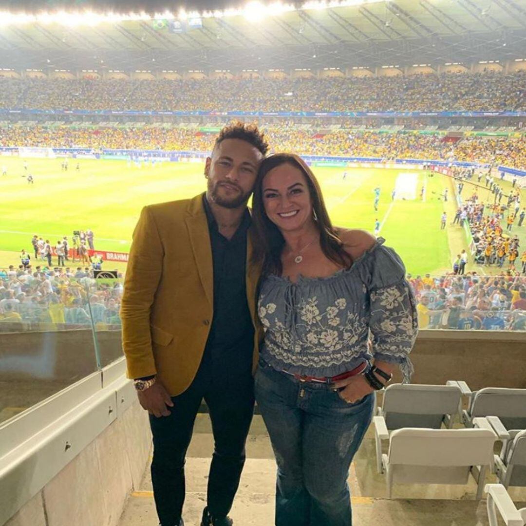Neymar junto a su madre durante un partido de fútbol