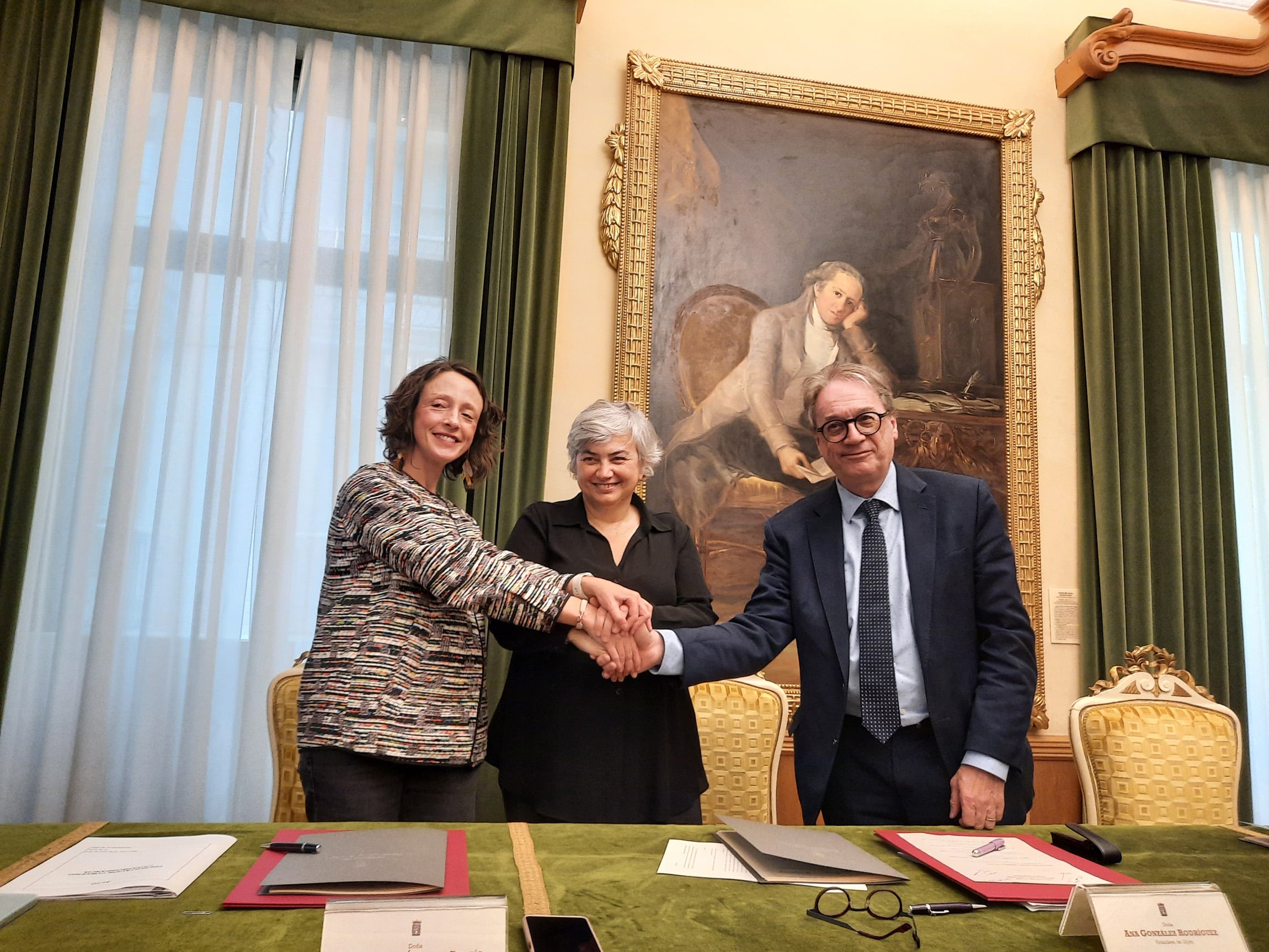 La alcaldesa de Gijón, Ana González (centro), la consejera de Derechos Sociales y Bienestar del Principado, Melania Álvarez, y el subdirector de la Fundación 'la Caixa', Marc Simón, firman el convenio para el programa 'Caixa Pro Infancia'.