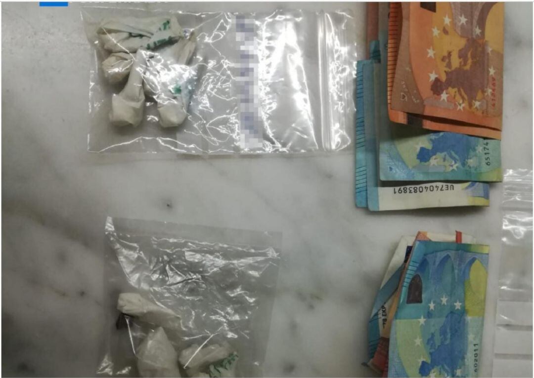 Imagen de parte de las sustancias y del dinero decomisado