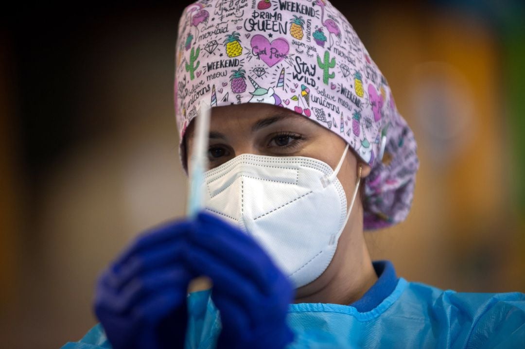 Una profesional sanitaria durante la vacunación llevada a cabo en el Palacio de Ferias y Congresos de Málaga