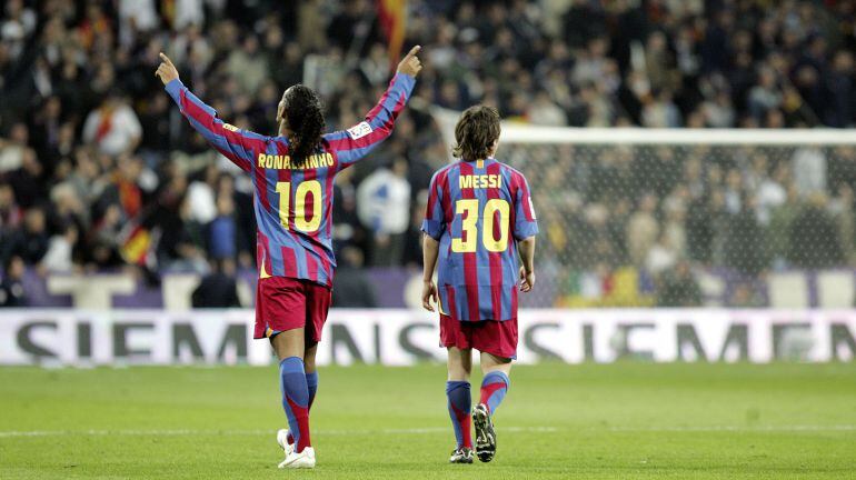 Ronladinho celebra un gol en el Bernabéu al lado de Messi