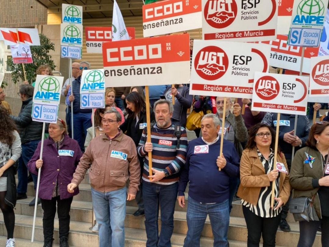 Concentración sindical contra los recortes frente a la consejería de Educación del gobierno regional