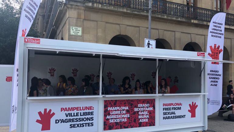 Punto de información sobre agresiones sexistas en la plaza del Castillo de Pamplona