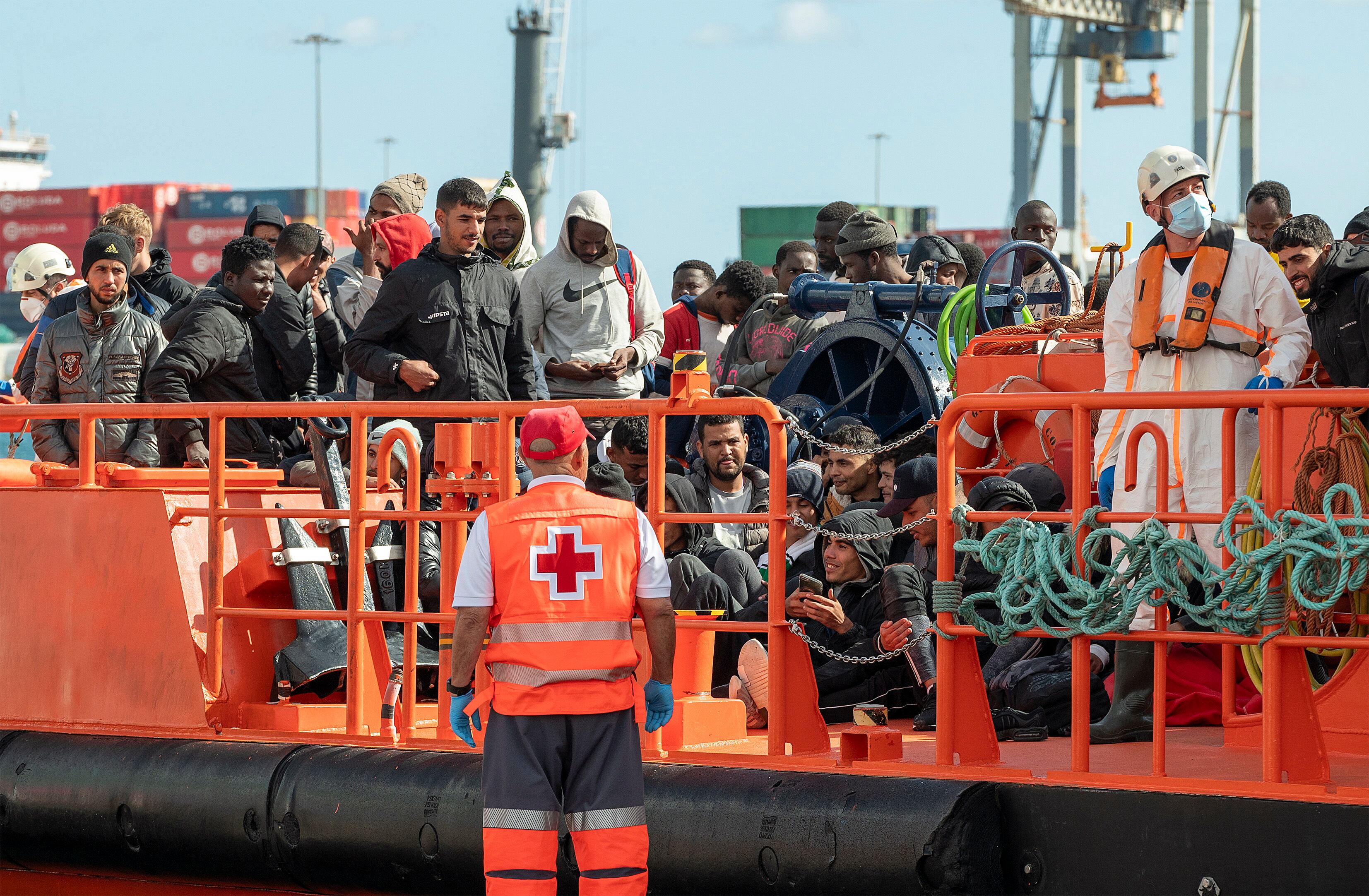 GRAFCAN1355. ARRECIFE (LANZAROTE), 26/11/2023.- El buque de Salvamento Marítimo Guardamar Concepción Arenal ha rescatado este domingo a 88 personas de origen magrebí y subsahariano, entre ellas tres mujeres y cuatro menores, que viajaban a bordo de una patera y una neumática en dirección a Lanzarote. En la imagen, llegada de los inmigrantes rescatados a Puerto Naos. EFE/ Adriel Perdomo
