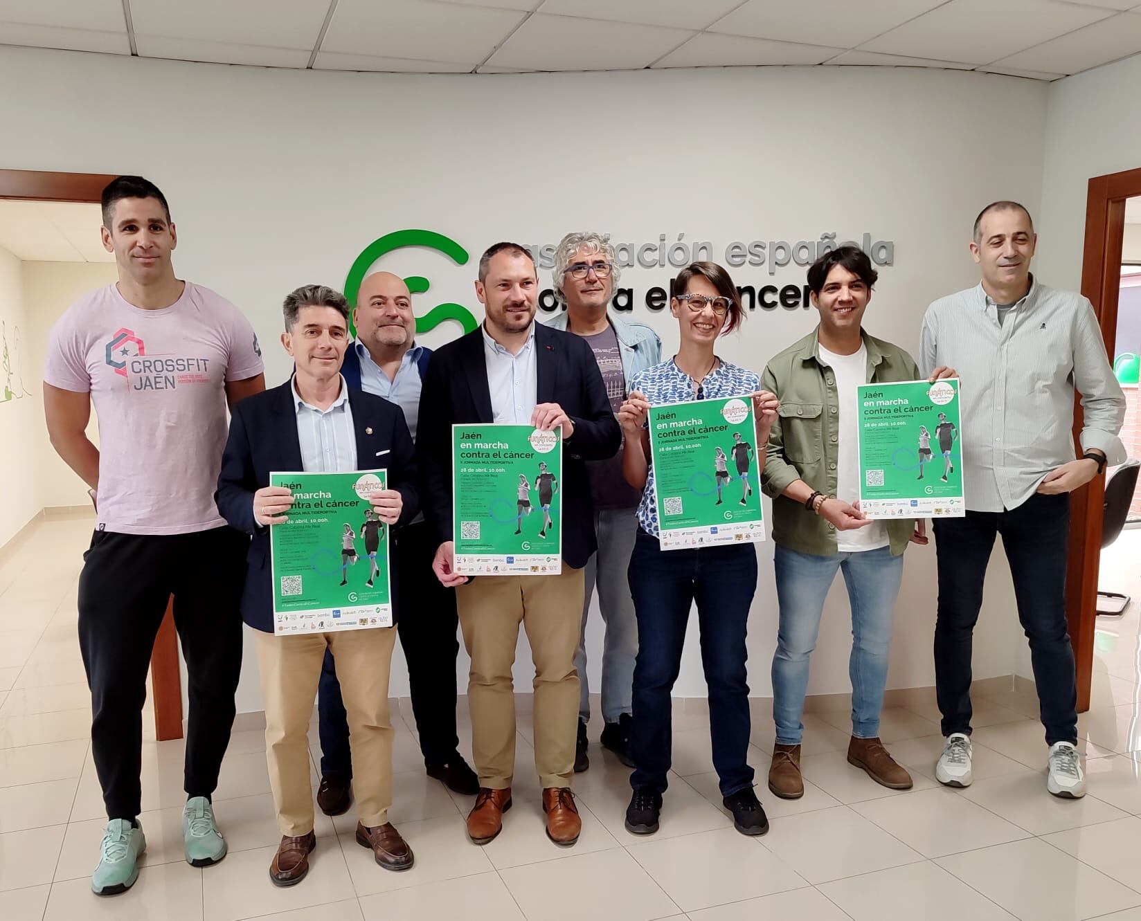 El concejal de Deportes, José María Álvarez y el presidente de la AECC en Jaén, Antonio Ruano, presentan la actividad &#039;Jaén, en marcha contra el cáncer&#039;.