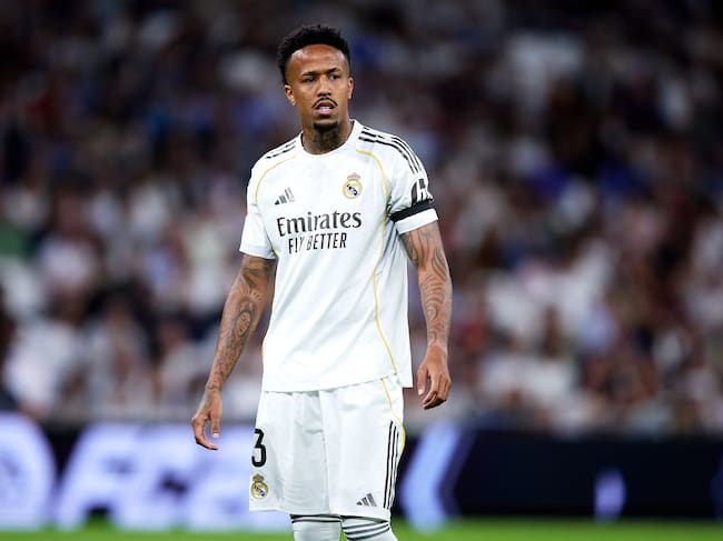 Militao se retira del campo durante el partido ante el Alavés