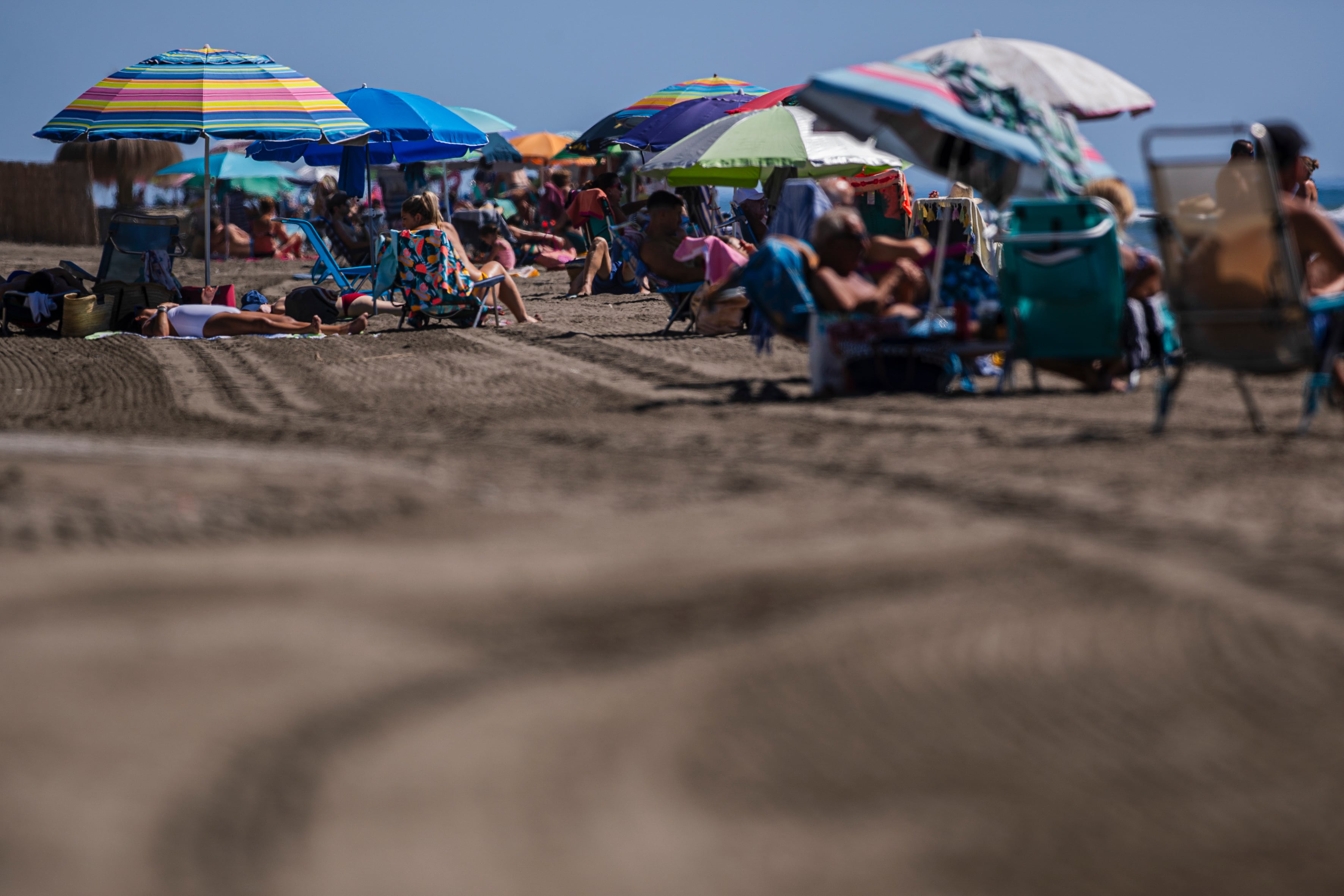 Numerosas personas disfrutan del buen tiempo y sol en la playa del Rincón de la Victoria (Málaga).