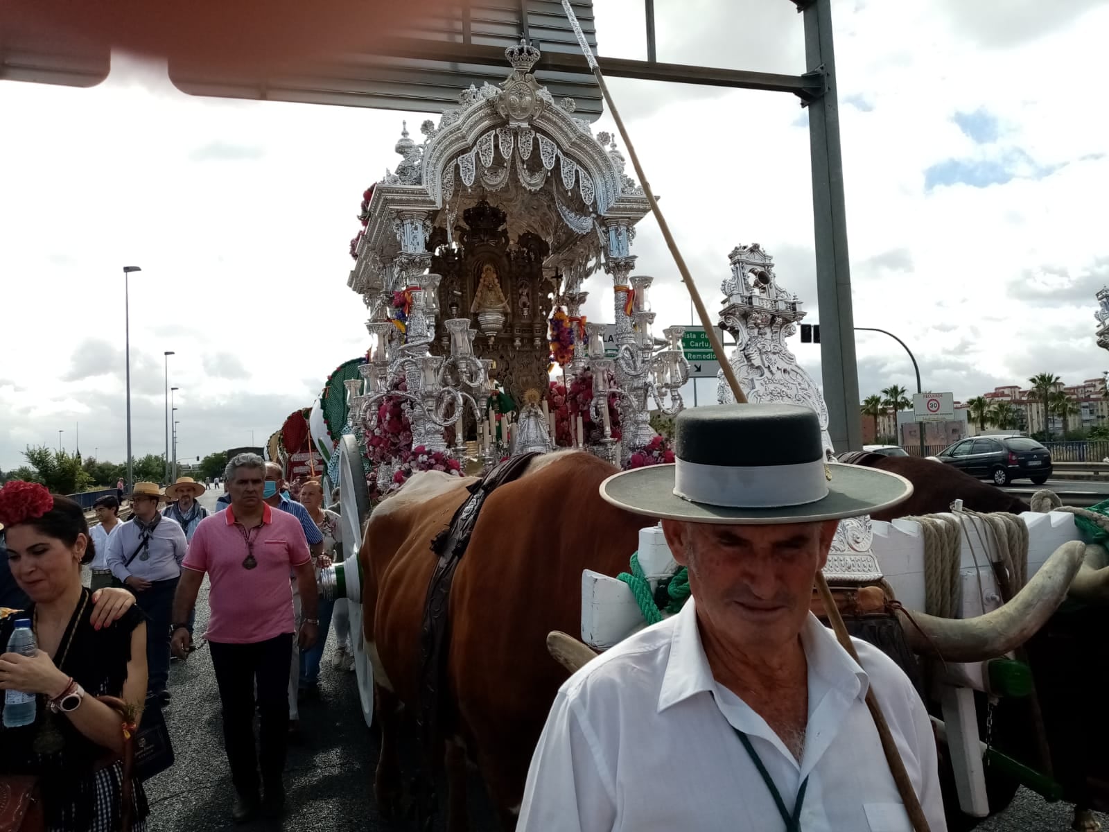 Hermandad del Rocío de La Macarena saliendo de Sevilla